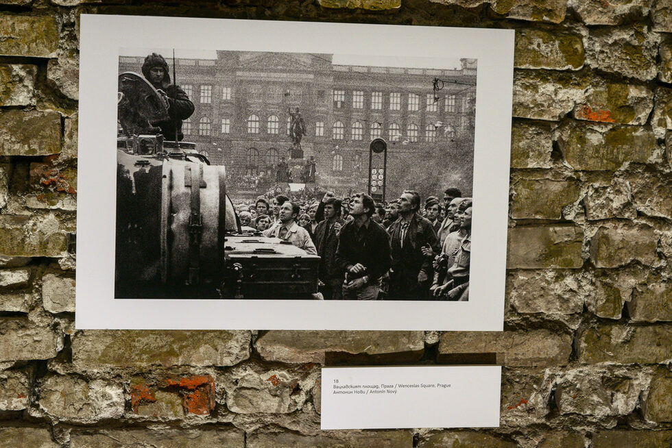 Киндрова събира снимки на 19 фотографи, кадри от архива на Чехословашката телеграфна агенция и Северночешкия музей в Либерец и други. На тях са показани сцени на протестиращи от площади Вацлавски, Старомески и "Намести републики", танкове събарящи сгради.