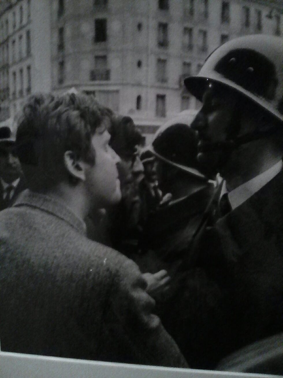На снимката е самият Даниел Кон-Бендит. През 1968 е студент и водач на студентските протести, сега е депутат в Европейския парламент от "Зелените". Друг специфичен белег на събитията от 1968, че те са подкрепени едновременно и от профсъюзите, и от бележити интелектуалци. Режисьорът Люк Годар, философът Жан-Пол Сартр, писателката Симон дьо Бовоар не само подкрепят, но и участват в протестните шествия.