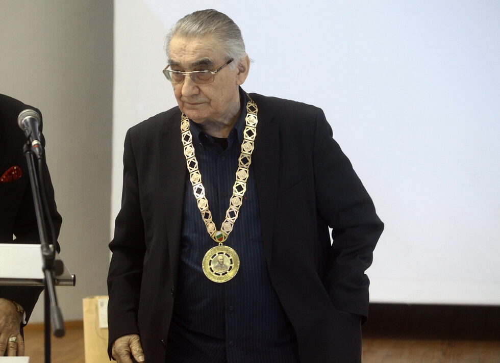На 84 години почина <a href="https://www.dnevnik.bg/v_pamet/2018/05/26/3185358_pochina_svetlin_rusev/" target="_blank">художникът Светлин Русев</a>. Светлин Русев е един от най-изявените български творци на XX и XXI век. Завършил е живопис при професор Дечко Узунов. Автор е на десетки пана и стенописи, включително в НДК. Бил е председател на Съюза на българските художници, директор на Националната художествена галерия и два пъти депутат в групата на БСП.