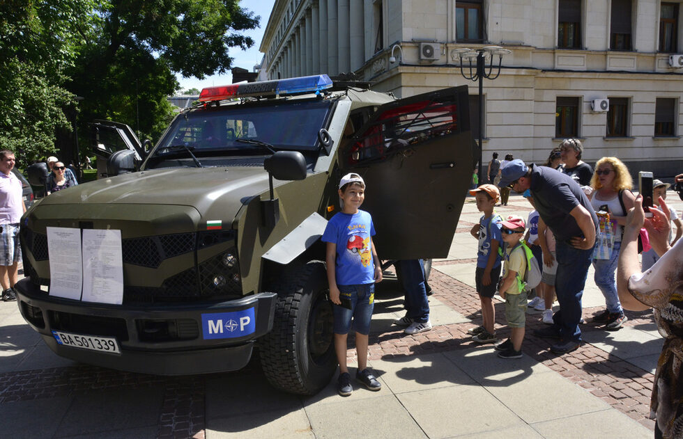 Тази година специално за събитието беше показан на децата атрактивен военен автомобил "Пясъчна котка".