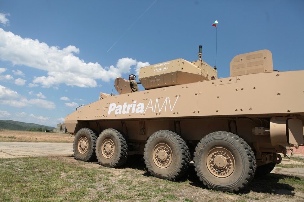Финландската компания Patria участва в демонстрационните стрелби на полигона "Змеево" с бронираната си модулна машина Patria AMV 8x8.