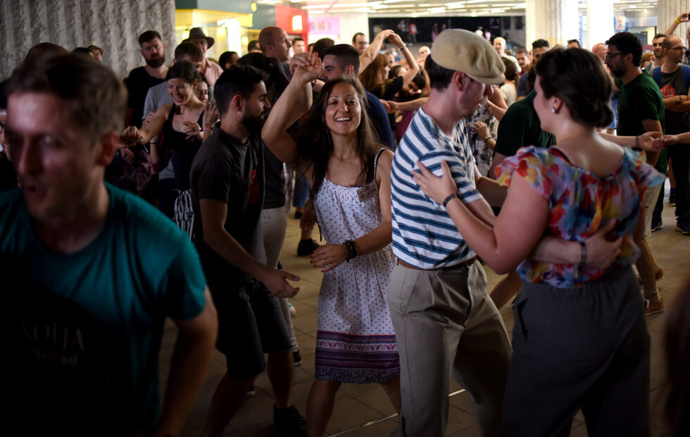 Това е четвъртото издание на Sofia Swing Dance Festival. В рамките на фестивала имаше поредица от уроци и работилници по суинг, състезания и партита, на които участниците упражняваха наученото в школите по танци. Организатор е софийското училище по суинг Lindy Hop Bulgaria. <br /><br />Повече от парада на участниците можете да видите <a href="https://www.facebook.com/SofiaSwing/videos/1968278689862664/?acontext=%7Bref%3A29%2Cref_notif_type%3Aadmin_plan_mall_activity%2Caction_history%3Anull%7D¬if_id=1528050850465722¬if_t=admin_plan_mall_activity" target="_blank">тук</a>.