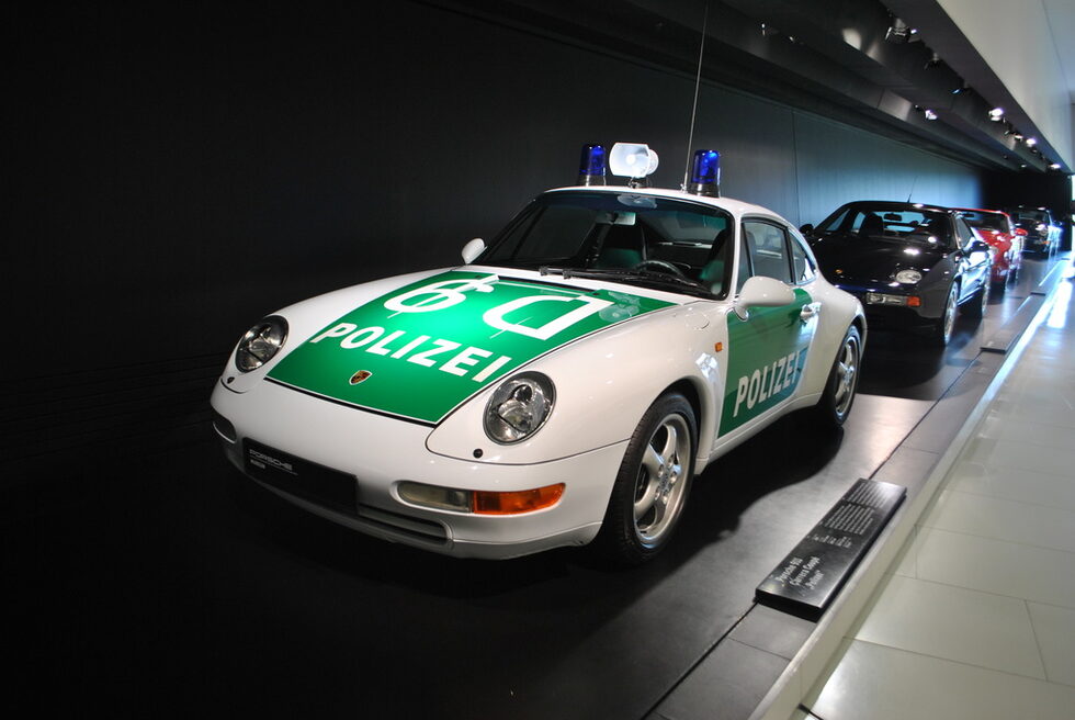 На 15 юли 1996 година от поточната линия слиза едномилионното "Порше" 911. Решено е колата да бъде дадена на провинция Баден-Вюртенберг, като се използва за магистрален патрул.