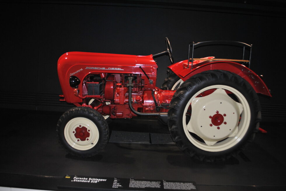 Това е Allgaier AP22 от 1954 г., който се задвижва от двуцилиндров дизелов двигател с въздушно охлаждане. Максималната му скорост е срамните за "Порше" 24 км/ч.