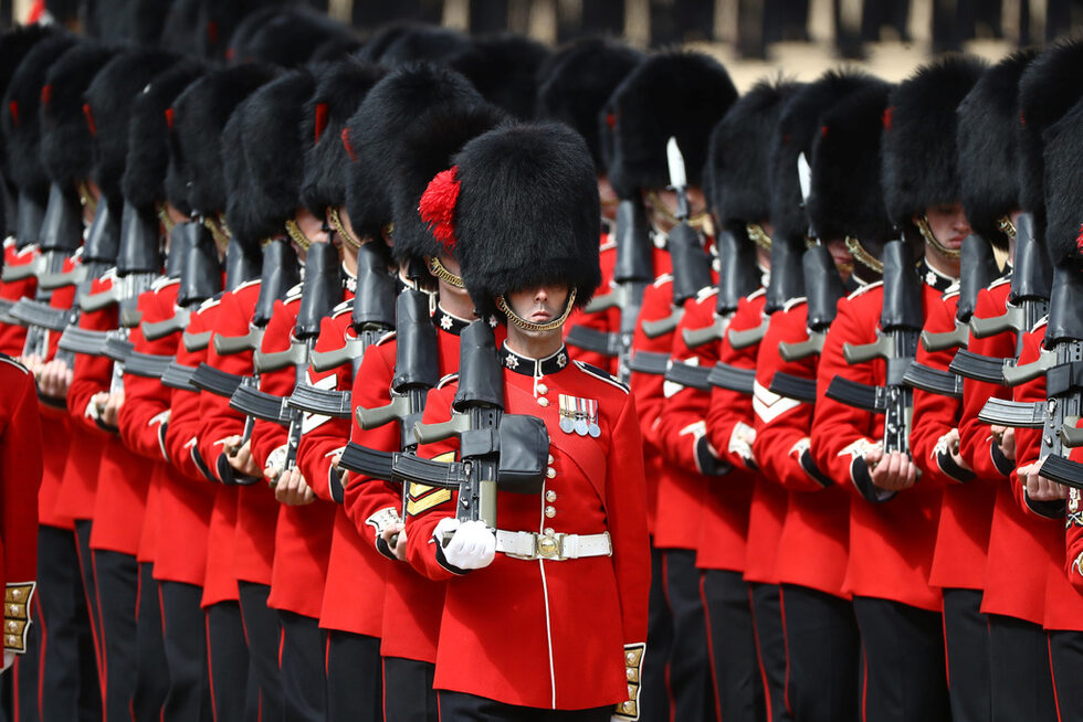 Trooping the Colour означава буквално преминаване на знамето (Colour) пред монарха. През XVIII век това е имало смисъл и за да г овидят всички войници и да го разпознават по време на битка.