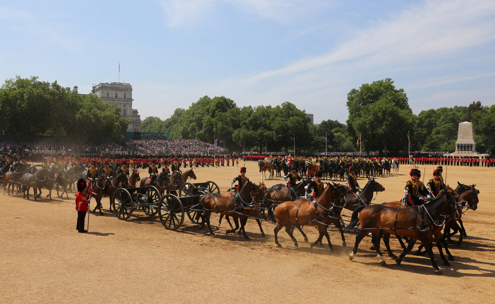 В парада участват около 2000 души от Household Division и Horse Guards, включително 200 конници и 400 музиканти.