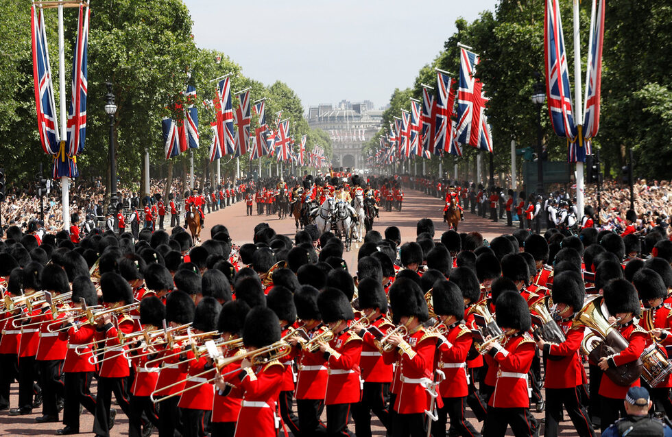 С церемонията, известна като Trooping the Colour, се отбелязва рождения ден на кралицата, която тази година стана на 92.