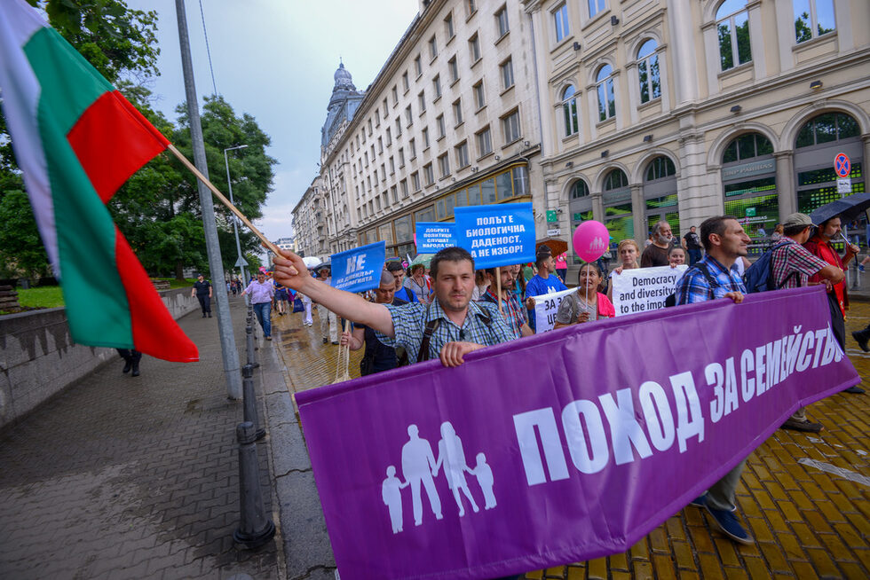 Паралелно бяха организирани и няколко други шествия, които, според организаторите им, защитават противоположни ценности, а именно - ценността на семейството и грижата за децата.