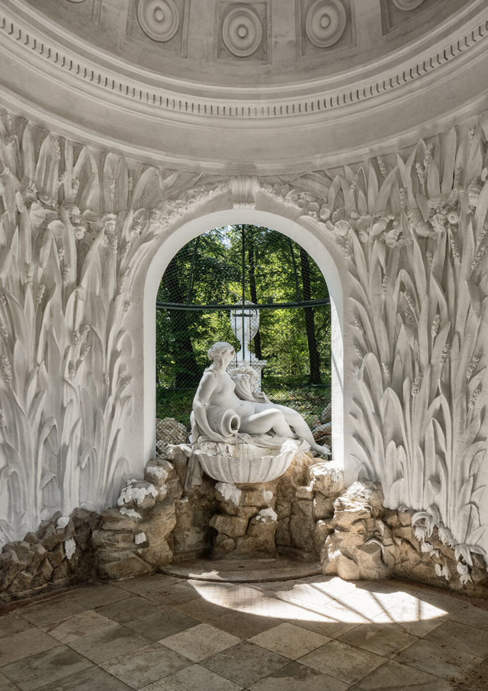От 1992 г. дворецът е даден за стопанисване на компанията Schloß Schönbrunn Kultur- und Betriebsges.m.b.H. (SKB). По нейни данни оттогава досега в поддръжка, ремонт и реконструкции са инвестирани близо 200 млн. евро.<br />