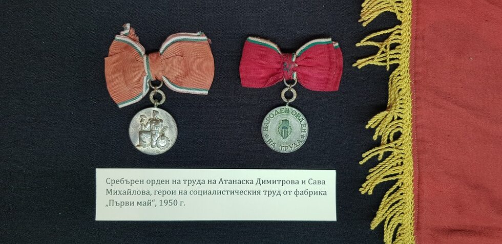 Процесите на преименуване са изисквали нанасяне на промени в географски карти и документи на местните администрации. Колко точно е струвало преименуването, а след това и връщането на оригиналните имена на градовете не е известно. Всичко това обаче се е случвало в години на буксуваща икономика, недостиг на хранителни продукти и бързо обезценяване на местните валути в страните от т.нар. Източен блок.<br /><br />На снимката: Отличия от годините на сталинизма в България.