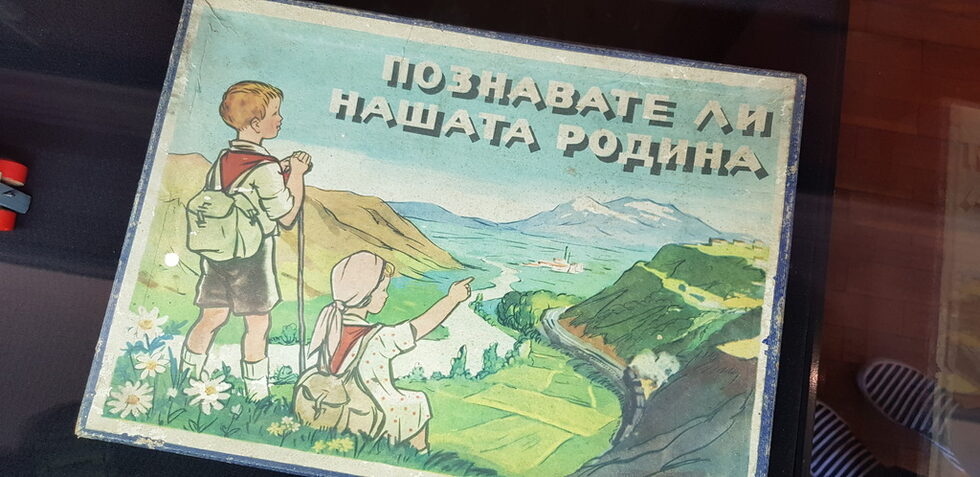 Детска книжка от времето на сталинизма. Децата носят червени връзки, тъй като през 50-те години на миналия век е поставено началото на т.нар. Пионерска организация, пропагандираща политическите идеи на комунизма сред децата.