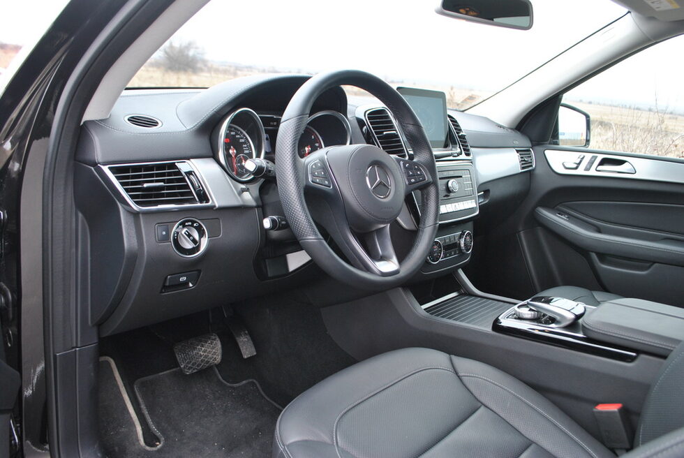 Това, което първо ме впечатли в Mercedes GLS, беше комфортът на возене. Дори през големи неравности колата минава с грациозно и приятно люлеене. При комфортния стил на шофиране наклонът в завой е доста сериозно, но пък при преминаването в спортен, той почти напълно се неутрализира.