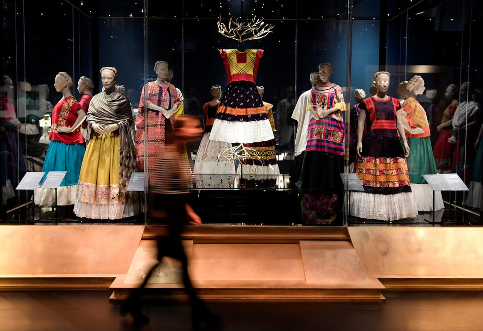 Изложбата <a href="https://www.vam.ac.uk/exhibitions/frida-kahlo-making-her-self-up" target="_blank">Frida Kahlo: Making Her Self Up</a> в лондонския музей "Виктория и Албърт" включва над 200 лични вещи на на легендарната мексиканска художничка. До момента те са се намирали в дома ѝ "Синята къща", превърнат в музей след смъртта ѝ през 1954 г.