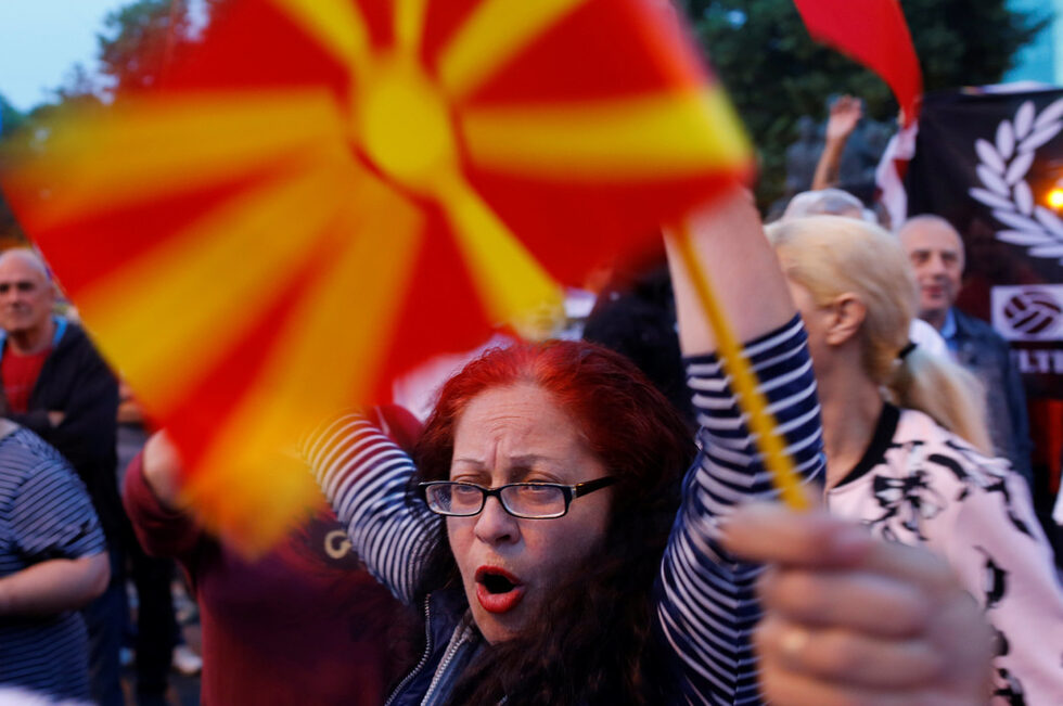 Протестиращите се събраха пред сградата на парламента. По нея бе хвърлен коктейл "Молотов", който не се взриви. Демонстрантите скандираха "Едно име имаме - Македония" и "Нашето име е нашата идентичност."<br />