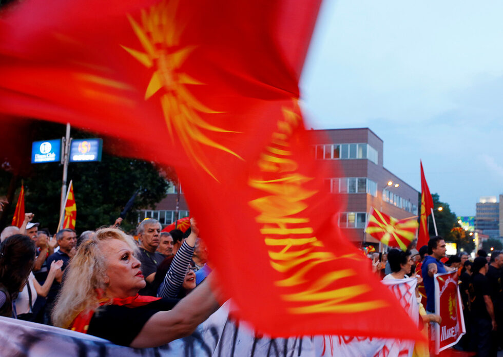 Вчера гръцката опозиция<a href="https://www.dnevnik.bg/sviat/2018/06/13/3199326_gruckata_opoziciia_othvurli_sdelkata_za_imeto_na/" target="_blank"> обяви, че не приема решението</a>, договорено от Атина и Скопие за името на Македония.