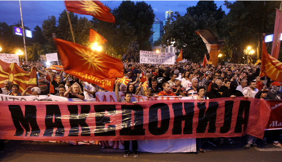 Хиляди излязоха на протест в Скопие в знак на несъгласие с договореното с Гърция име - Република Северна Македония.<br /><br />Македонският президент Георге Иванов<a href="https://www.dnevnik.bg/sviat/2018/06/14/3199493_makedonskiiat_prezident_idva_v_sofiia_v_razgara_na/" target="_blank"> е в България днес и утре </a>по покана на колегата си Румен Радев.<br /><br />Вчера Иванов<a href="https://www.dnevnik.bg/sviat/2018/06/13/3199308_makedonskiiat_prezident_shte_naloji_veto_na_ogovora_za/" target="_blank"> обяви, че</a> няма да подпише <a href="https://www.dnevnik.bg/sviat/2018/06/12/3199057_severna_makedoniia_e_imeto_dogovoreno_v_spora_s/" target="_blank">договора за името на Македония</a>, постигнат от премиера Зоран Заев и гръцкия му колега Алексис Ципрас, ако той бъде ратифициран от парламента.