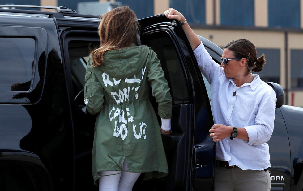 <a href="https://www.dnevnik.bg/sviat/2018/06/21/3204160_melaniia_trump_otide_pri_imigrantite_s_iake_naistina/" target="_blank">Мелания Тръмп отиде при имигрантите с яке "Наистина не ми пука".</a>