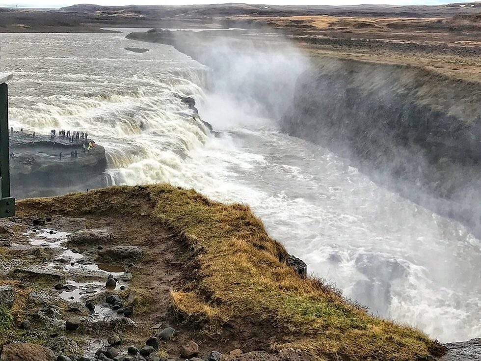 Гълфос (Златният водопад; "фос" на исландски е водопад) е емблематичният водопад на Исландия. Той предлага великолепна гледка към силата и красотата на недокоснатата природа. Гълфос е част от тура "Златният кръг" в Южна Исландия.