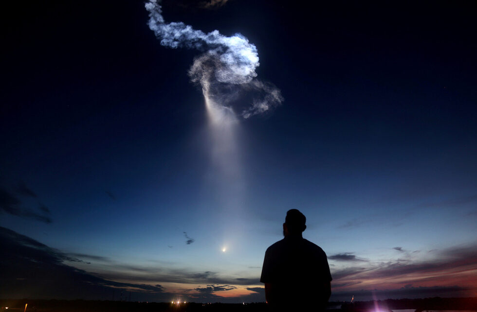 Ракетата SpaceX Falcon 9 напуска атмосферата за да достави товар до Международната космическа станция.