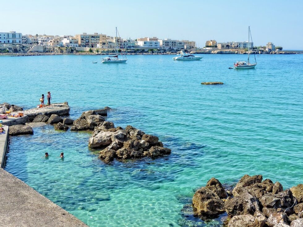 Красивата като картичка тюркоазена морска вода, белите сгради и скалите, от които мнозина скачат в морето, превръщат Отранто в често срещана звезда върху карти, пътеводители, рекламни брошури и статии за Пулия.