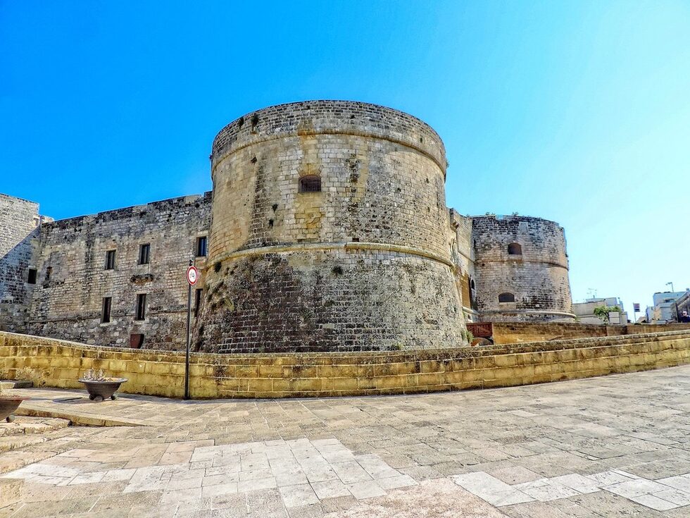 Замъкът на Отранто (Castello Aragonese) е солидна конструкция, която е част от защитата на града. Днешната постройка е от ХV век, макар че е издигната на мястото на една от по-ранните крепости на Фредерик II. Понякога в него се организират временни изложби.