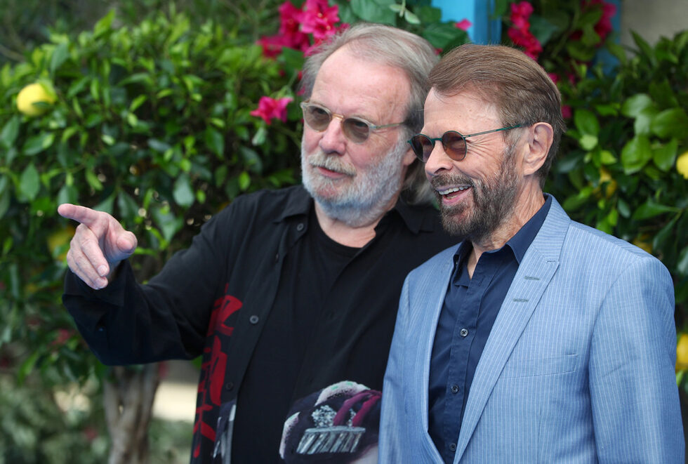 Авторите на песните в двата филма и част от шведската група ABBA не скриват радостта си от участието на Шер. "Какво да кажа, Шер е икона. Винаги съм я харесвал. Когато разбрах, че се е съгласила да играе ролята на Руби, много се зарадвах", казва Бьорн Улвеус (вдясно).<br /><br />Бени Андерсон допълва - "Шер е толкова добър разказвач на истории и е малко мистериозна, както песента Fernando е."