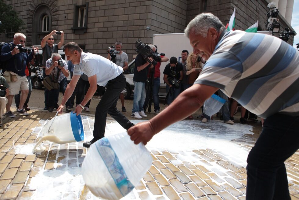 Фотогалерия: Протест с горяща вълна и разлято мляко