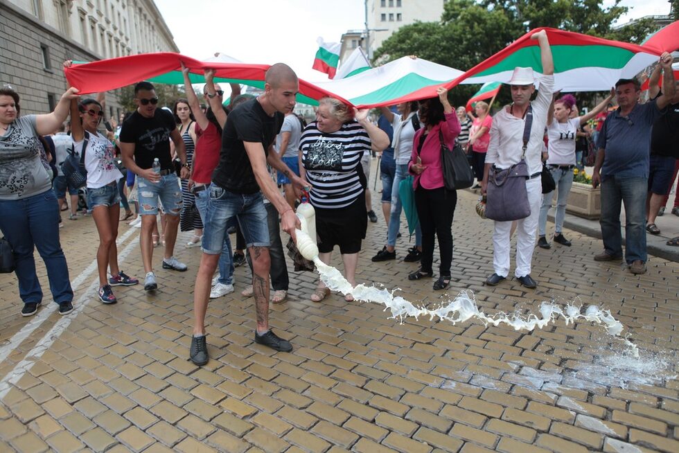 Фотогалерия: Протест с горяща вълна и разлято мляко