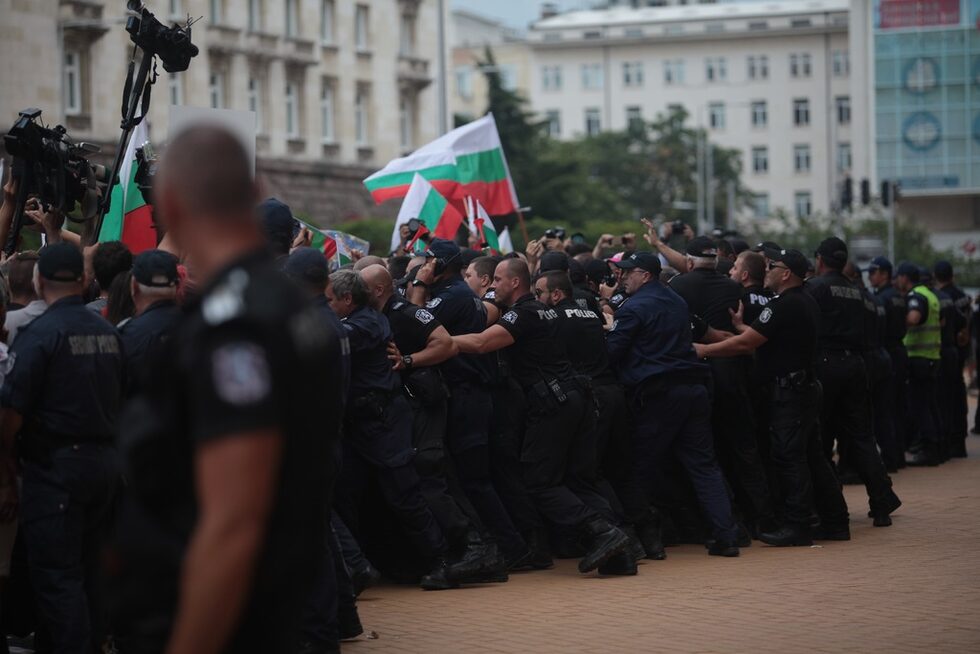 Фотогалерия: Протест с горяща вълна и разлято мляко