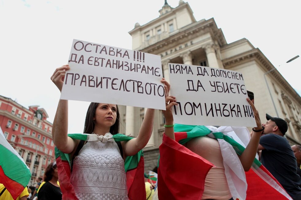 Фотогалерия: Протест с горяща вълна и разлято мляко
