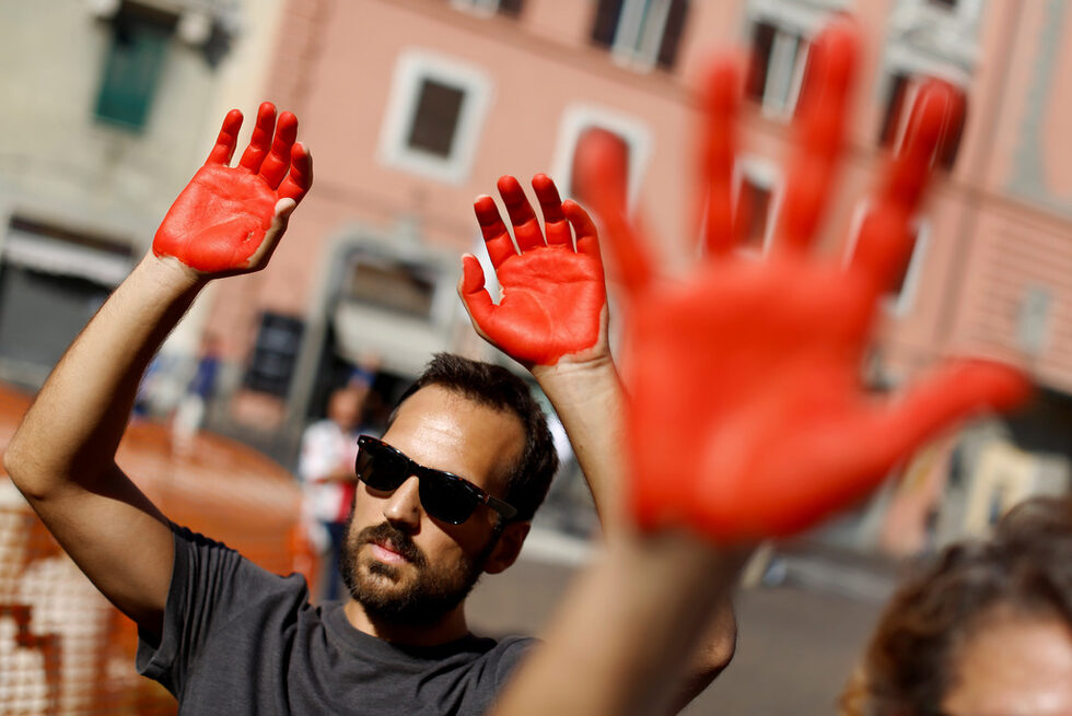 Протестиращи срещу италианския министър на вътрешните работи Матео Салвини пред сградата на министерството в Рим, Италия.