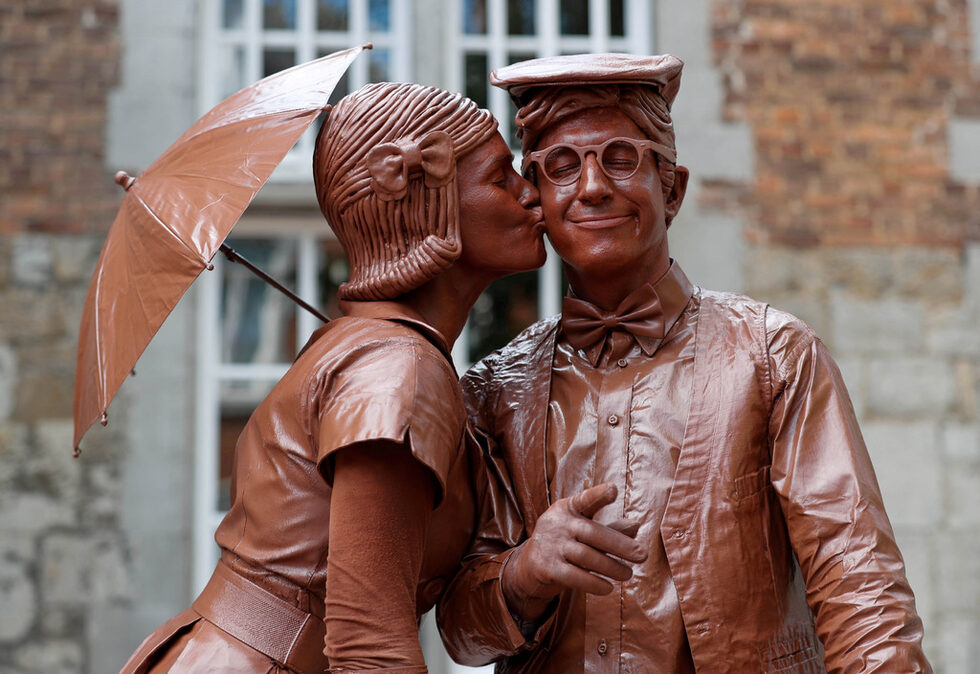 Актьори, известни като Le couple en chocolat, участват във фестивала Statues en Marche в Белгия.