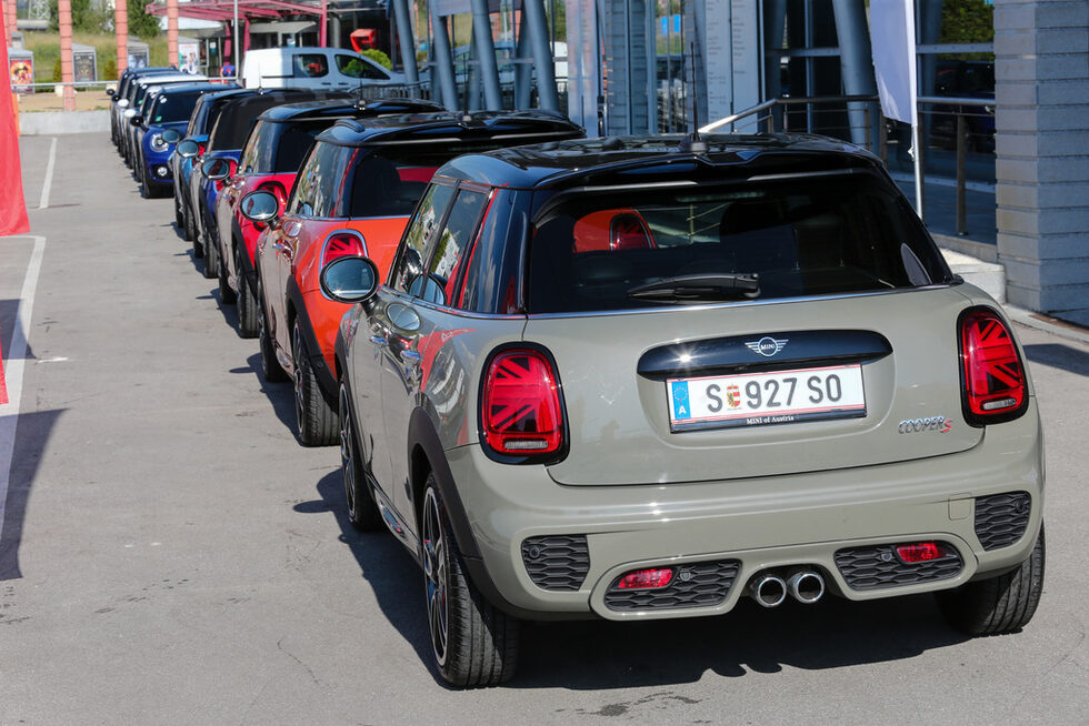 "МИНИ Йорс Къстъмайст" (MINI Yours Customised) надгражда "МИНИ Йорс", предлага на клиентите възможност до оформят подбрани продукти за допълнителен монтаж с избран от самите тях дизайн. Гамата от продукти включва елементи на страничните мигачи, декоративни лайстни от страната на пътника до водача в интериора, LED лайстни на праговете и LED проектори във вратите.