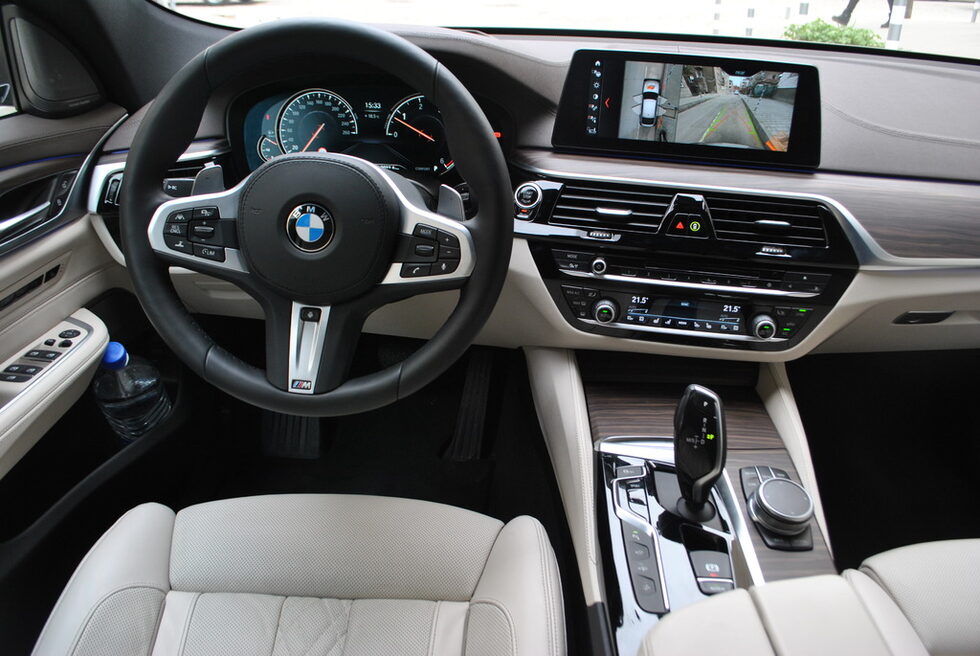 Поглед към цената на BMW 6GT, че предлагащ на практика същото ниво на комфорт като седмицата, моделът е с над 50 хиляди лева по-евтин. Базовата версия за 120 950 лева пък прави автомобила с над 15 хиляди лева по-скъп от Серия 5 комби.