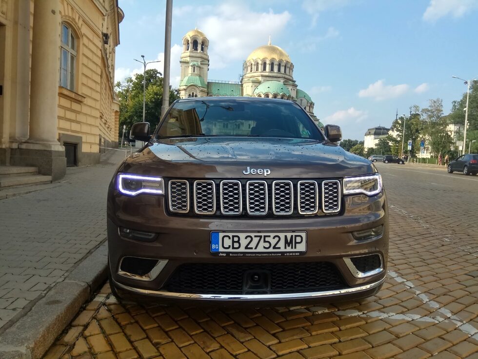Най-видимата промяна отвън е във фаровете, които са една идея по-големи и по-стилни, светлините за мъгла, оформлението на предната маска.
