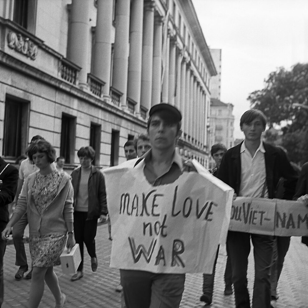 През 1968 г. в София идват младежи от 138 държави. По това време студентските протести в Париж са в разгара си, Чехословакия, водена от Александър Дубчек, върви по пътя на реформа за установяване на т.нар. социализъм с човешко лице. В САЩ пък се е зародила хипи вълната покрай протестите срещу войната във Виетнам - война, който не се одобрява и от СССР. Младежи преминават до сградата, където днес се помещава Министерството на отбраната. Кадрите са предоставени на "Дневник" от Николай Василев, който е автор на снимките.