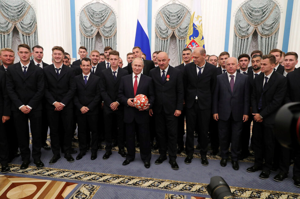 Руският президент <a href="https://www.dnevnik.bg/sport/2018/07/08/3231808_putin_obiavi_ruskite_futbolisti_za_geroi/" target="_blank">Владимир Путин награди футболистите от националния отбор</a> за представянето им на световното първенство. Сборная стигна до четвъртфиналите, където отпадна с дузпи от Хърватия, но остави отлични впечатления.<br />