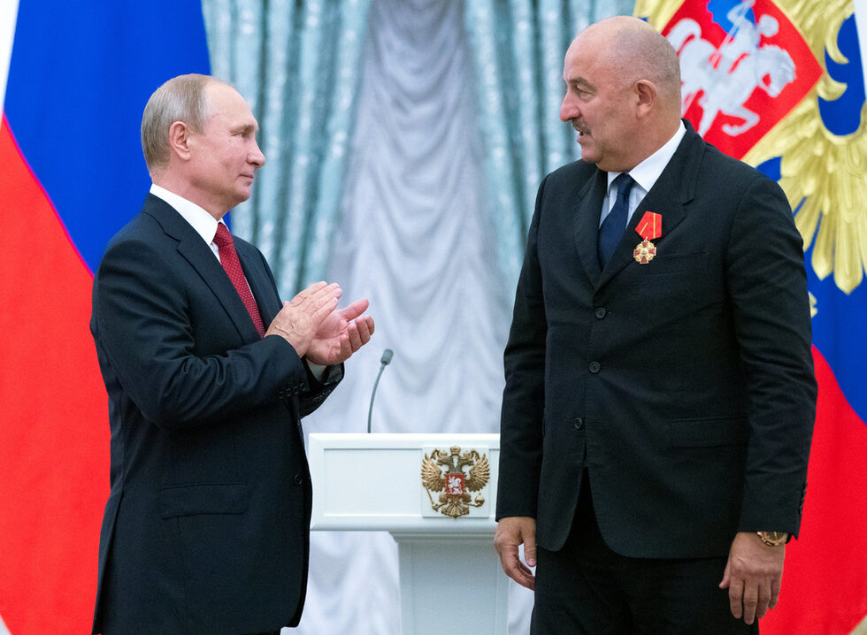 <a href="https://www.dnevnik.bg/sport/2018/07/25/3287091_cherchesov_ostana_selekcioner_na_ruskiia_nacionalen/" target="_blank">Селекционерът Станислав Черчесов</a> получи ордена "Александър Невски".
