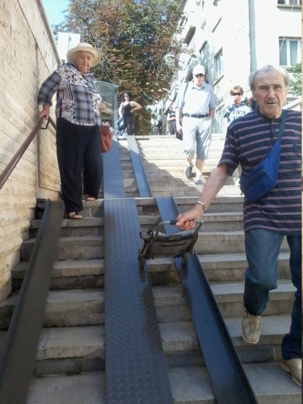 През уикенда в подлеза на бул. "България" и бул. "Гоце Делчев" изникнаха удивителни съоръжения. Удивителното е дали помагат на хората, особено на възрастните, или им пречат да ползват стълбищата - преценете сами.<br /><br />Особено на тесните стълбища към трамвайните спирки (втората снимка), където обикновено стават стълпотворения при спирането на трамвая. (Точно там имаше и прострелян тия дни). Забележително е и че съоръженията са закрепени направо върху изпочупените стълбища (сн. 3).<br /><br />Закрепени ли казах? Вижте сн. 4 - "закрепената" извита горна част просто се е... отчупила и държи само... себе си! Браво на общината!<br /><br />На снимката:<br />Нужни са алпийски умения за новите съоръжения