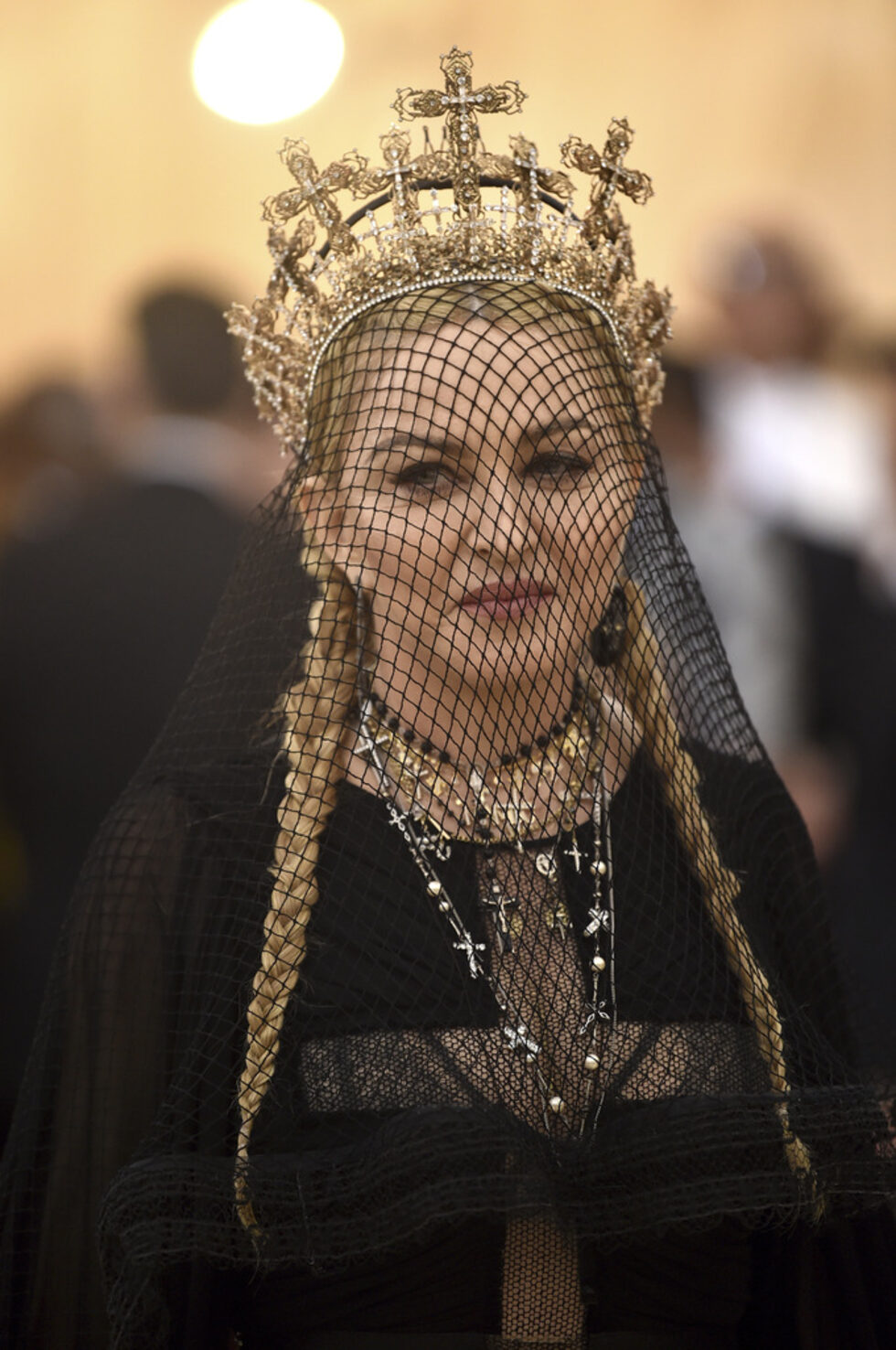 Певицата се върна към стила от Like a Prayer на фестивал в музея "Метрополитън" на 7 май 2018 г. в Ню Йорк. <a href="https://www.dnevnik.bg/photos/2018/05/08/3175064_fotogaleriia_70-iia_moden_bal_na_metropolitun_-_da_si/" target="_blank">Традиционния бал на музея</a> тази година потърси вдъхновение в католицизма.<div> </div>