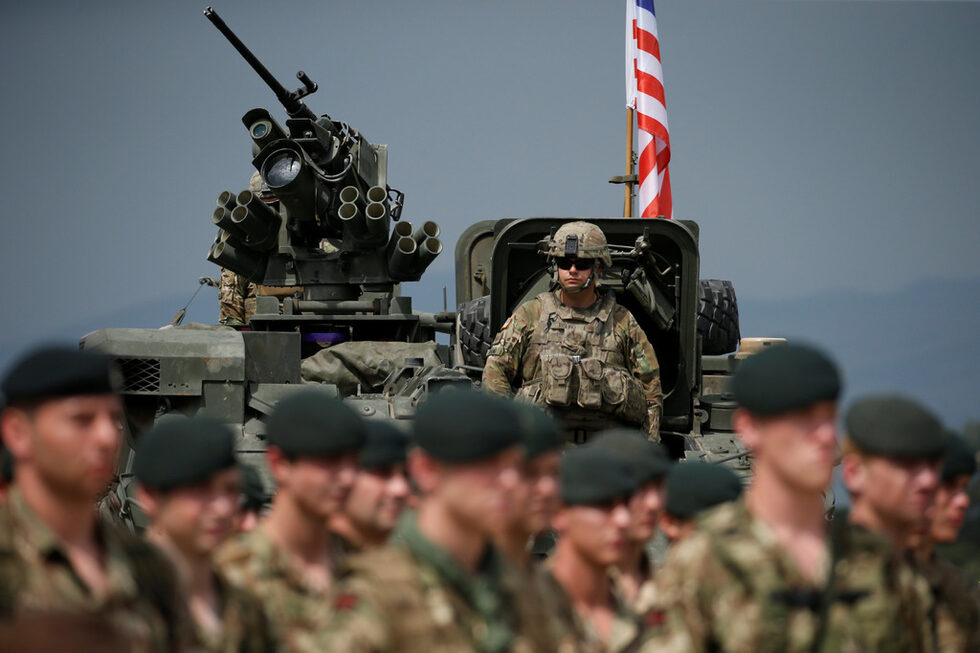 Американски и британски военни по време на церемония по откриването на военни учения на НАТО близо до Тбилиси, Грузия.