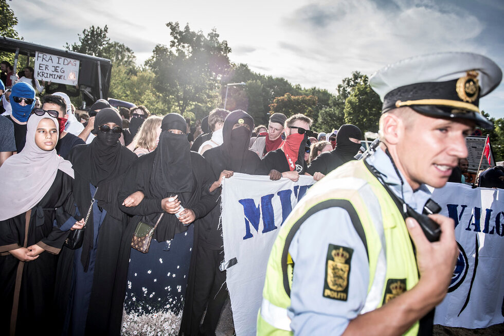 Фотогалерия: Протести срещу забраната на забулването в Дания