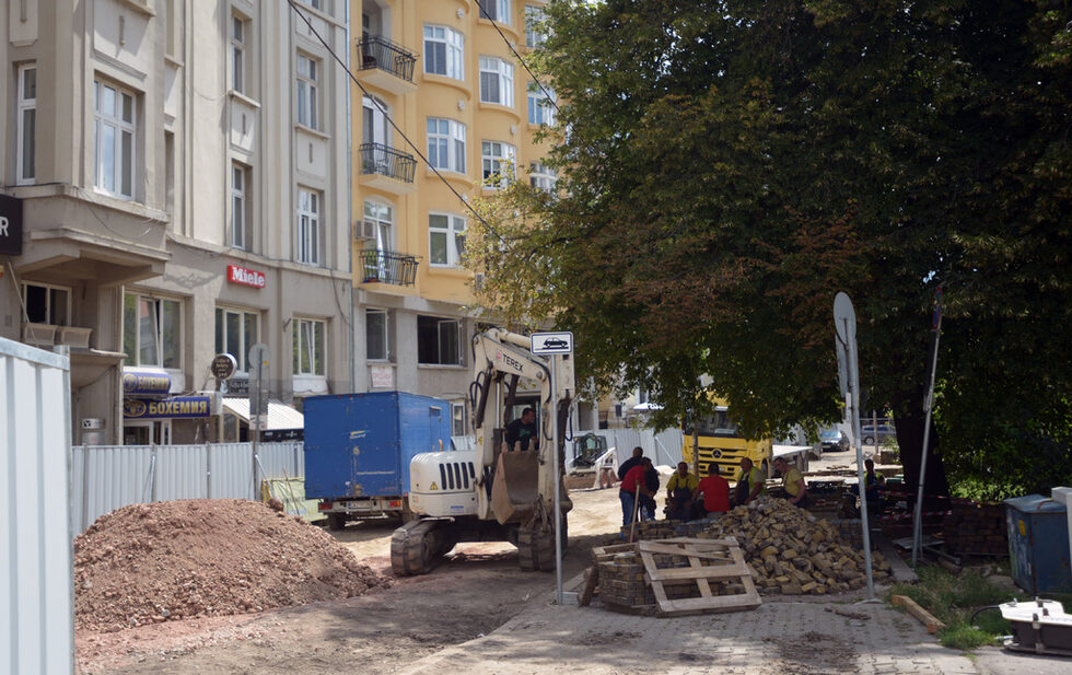Двете градини в сърцето на града по традиция всяко лято приемаха десетки жители на града от рано сутрин до късно вечер. Това лято обаче всичко е по-различно. Центърът на София прилича на лабиринт от ламарини, огради и мрежи заради ремонтите, които се изпълняват на ключови точки.