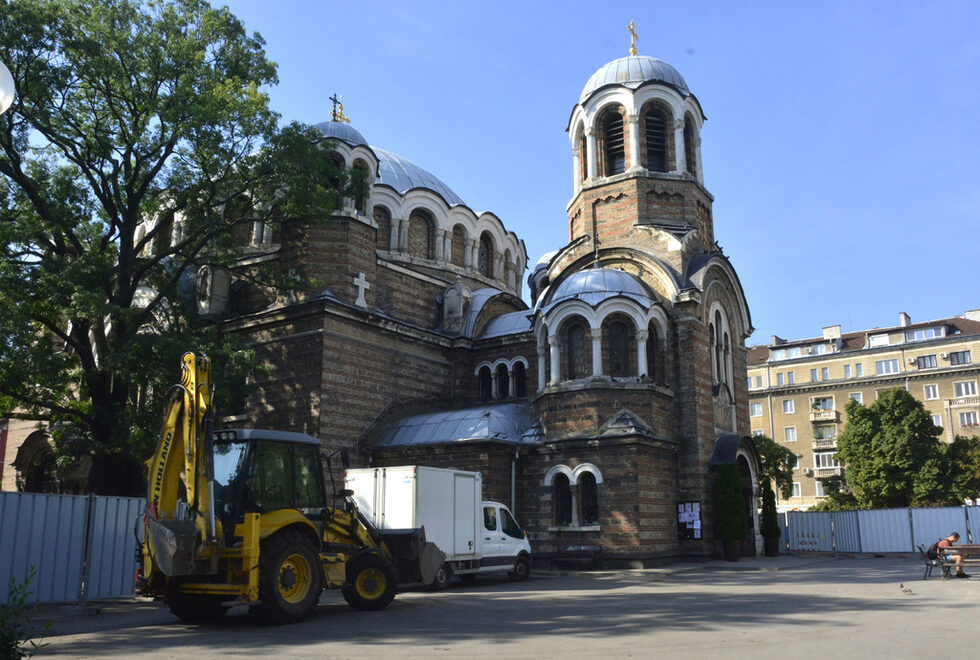 Така изглежда паркът около храма "Св. Седмочисленици", известен сред младите жители на града и като "Цикъла". Той много популярно място заради храма и заради удобното си разположение между централните улици - "Цар Шишман", "Граф Игнатиев" и "Шести септември". Сградата е по проект на най-значимия архитект на Османската империя - Синан,а след освобождението е ползвана за затвор, известен като "Черната джамия". В него е лежал един от най-важните политици в историята на България - Петко Каравелов, чийто гроб днес е на гърба на храма.