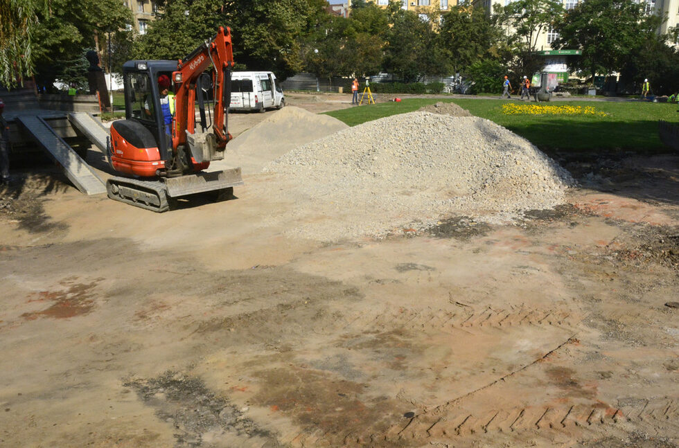 Малките градини са сред емблематичните места в София, свързани с историята. Те са място за срещи, разходки, чаша кафе или вечерно питие по време на разговор и за игра на децата. <br /><br />Не и това лято, когато ремонтите оковаха централните градинки в ламаринени пана и ограничиха достъпа до тях. <br /><br />