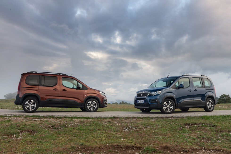 Логичният въпрос е към кого е адресиран новият модел. От Peugeot не скриват, че ще продължат да разчитат на хората, които взимат "Рифтър" за семейна кола, както и тези, имащи малък бизнес. Новата целева група са всички онези, които имат хобита, изискващи превоз на много екипировка.<br /><br />По отношение на продажбите между късата и дългата версия прогнозите са за съотношение 50 към 20. Любопитна подробност е, че двете изпълнения на "Рифтър" ще се правят на различни места – късата във Виго, Испания, а дългата в Португалия.