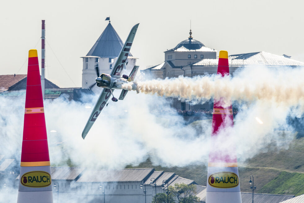 Пилотът Кевин Коулман преминава по трасето на кръг от Световната купа Red Bull Air Race в Казан, Русия. Кадърът е на Red Bull.