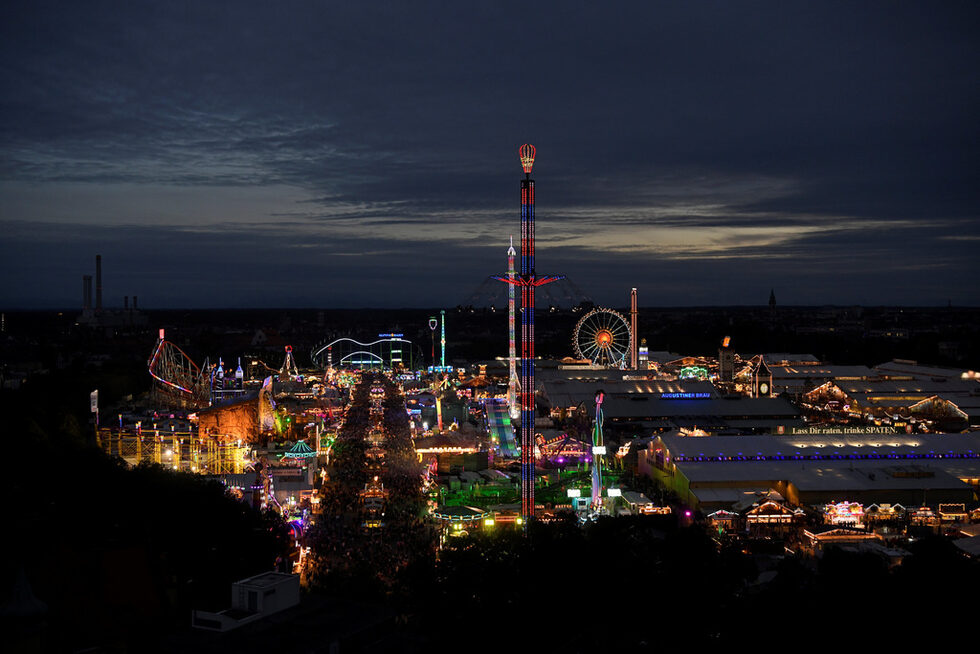 <a href="https://www.dnevnik.bg/photos/2018/09/22/3315374_fotogaleriia_za_185-ti_put_oktoberfest/" target="_blank">185-тият годишен фестивал на бирата "Октоберфест" беше открит в Мюнхен, Германия.</a>
