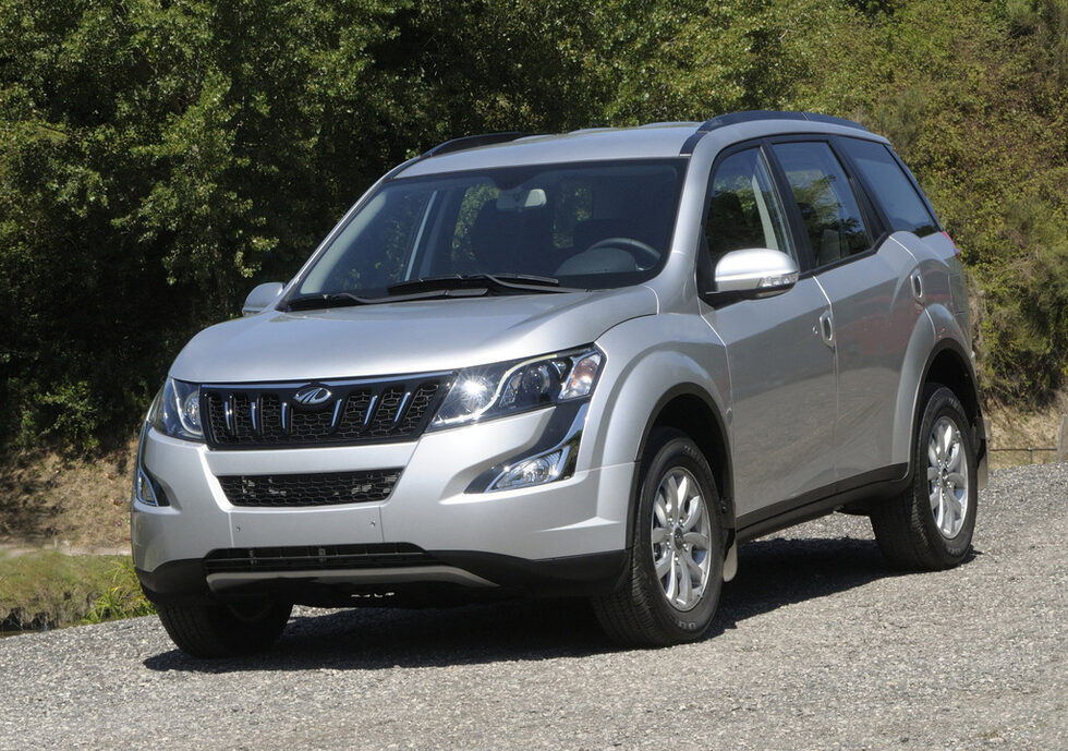 "Махиндра" XUV500 е 4.6-метров кросоувър, който серийно е със седем места. Двигателят е 2,2-литров турбодизелов, също собствена разработка, с макс. мощност 140 к.с. и макс. въртящ момент 300 Нм. Той е съчетан с шестепенна механична трансмисия.