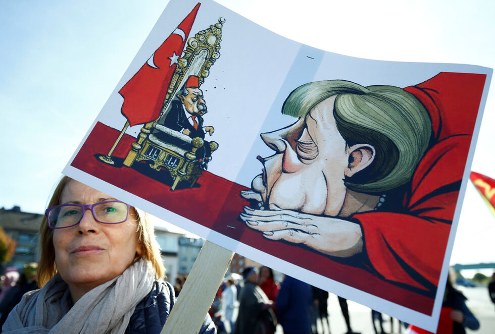 Хиляди излязоха на протест по улиците в Кьолн срещу посещението на държавния глава на Турция, съобщава пък "Дойче веле".